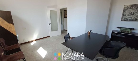 Bureau à Novara, Italy 75m² No. 67539 16
