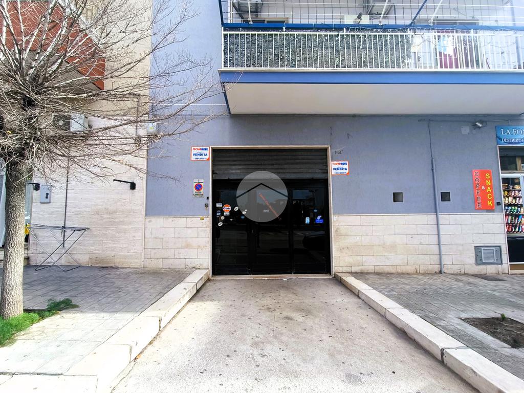 Propiedad comercial de 1 habitación en Manfredonia, Italy No. 70797