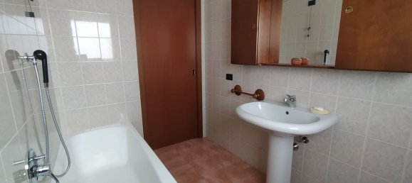 2-salle Appartement à Abbiategrasso, Italy No. 254461 8