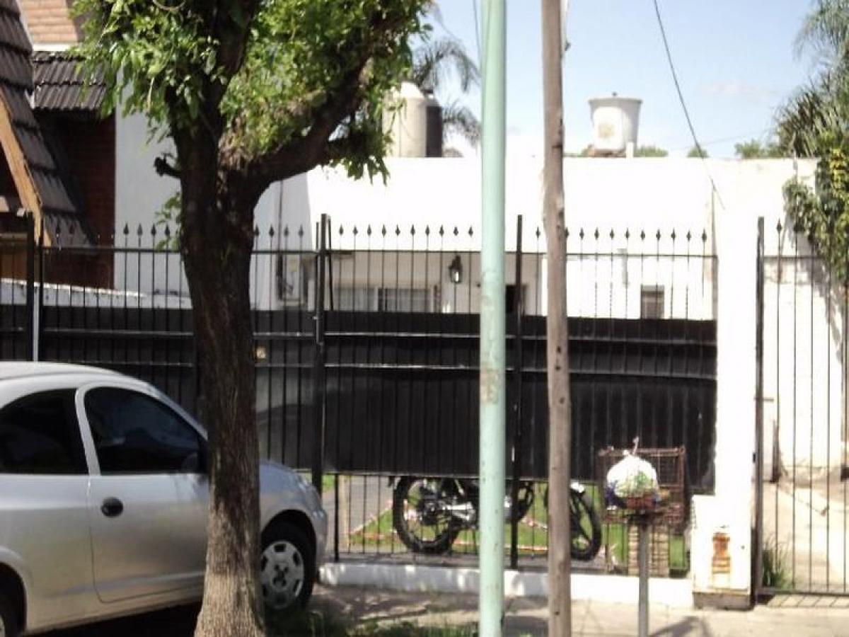 2 bedrooms House in Moron, Argentina No. 10305