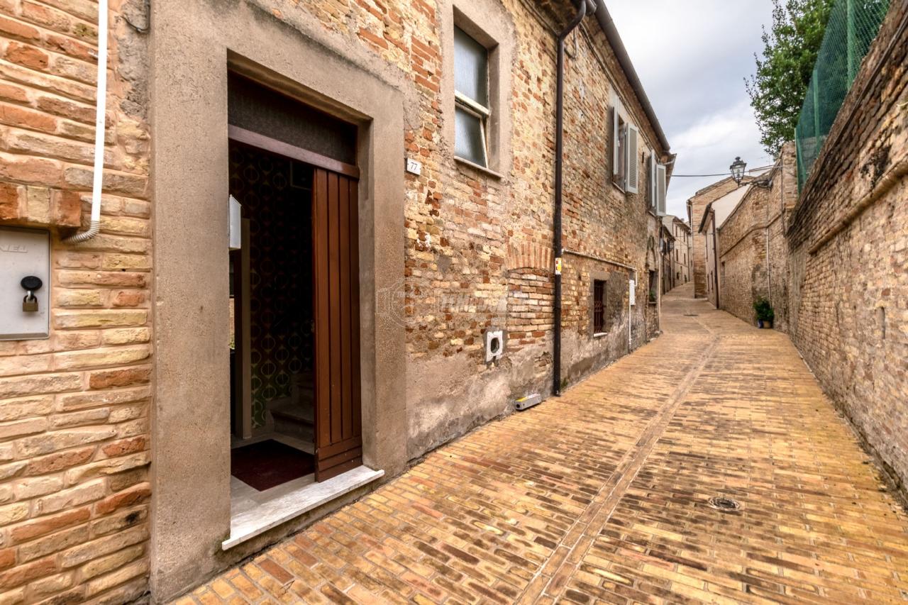 Дом с 5 комнатами в Чивитанова Марке, Италия № 86319