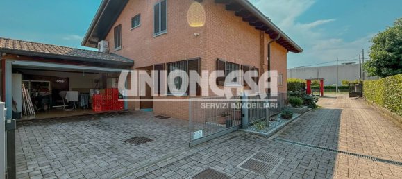 2 bedrooms Villa in Fenegrò, Italy No. 270413 3