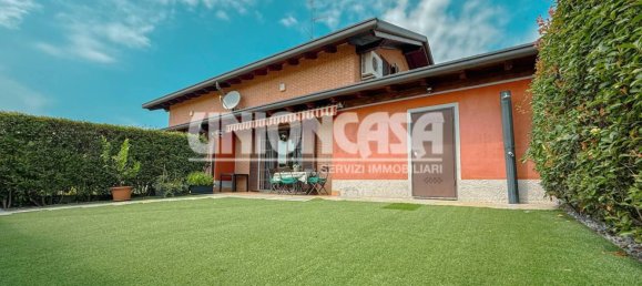 2 bedrooms Villa in Fenegrò, Italy No. 270413 6