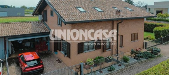 2 bedrooms Villa in Fenegrò, Italy No. 270413 2