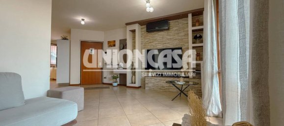 2 bedrooms Villa in Fenegrò, Italy No. 270413 11