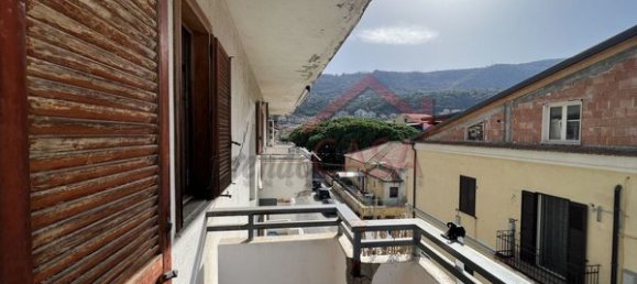 5 rooms Apartment in Vibo Valentia, Italy No. 186627 3