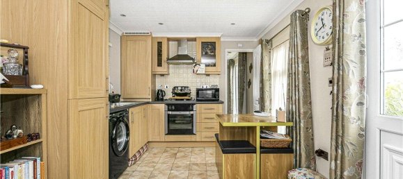 2 bedrooms House in Chertsey, United Kingdom No. 8614 3