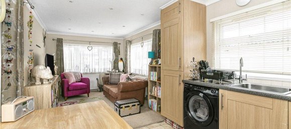 2 bedrooms House in Chertsey, United Kingdom No. 8614 6