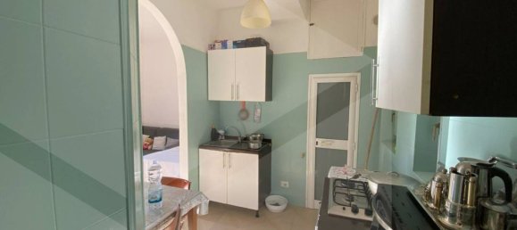 2-salle Appartement à Bari, Italy No. 18300 10