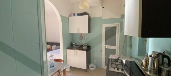 2-salle Appartement à Bari, Italy No. 18300 13