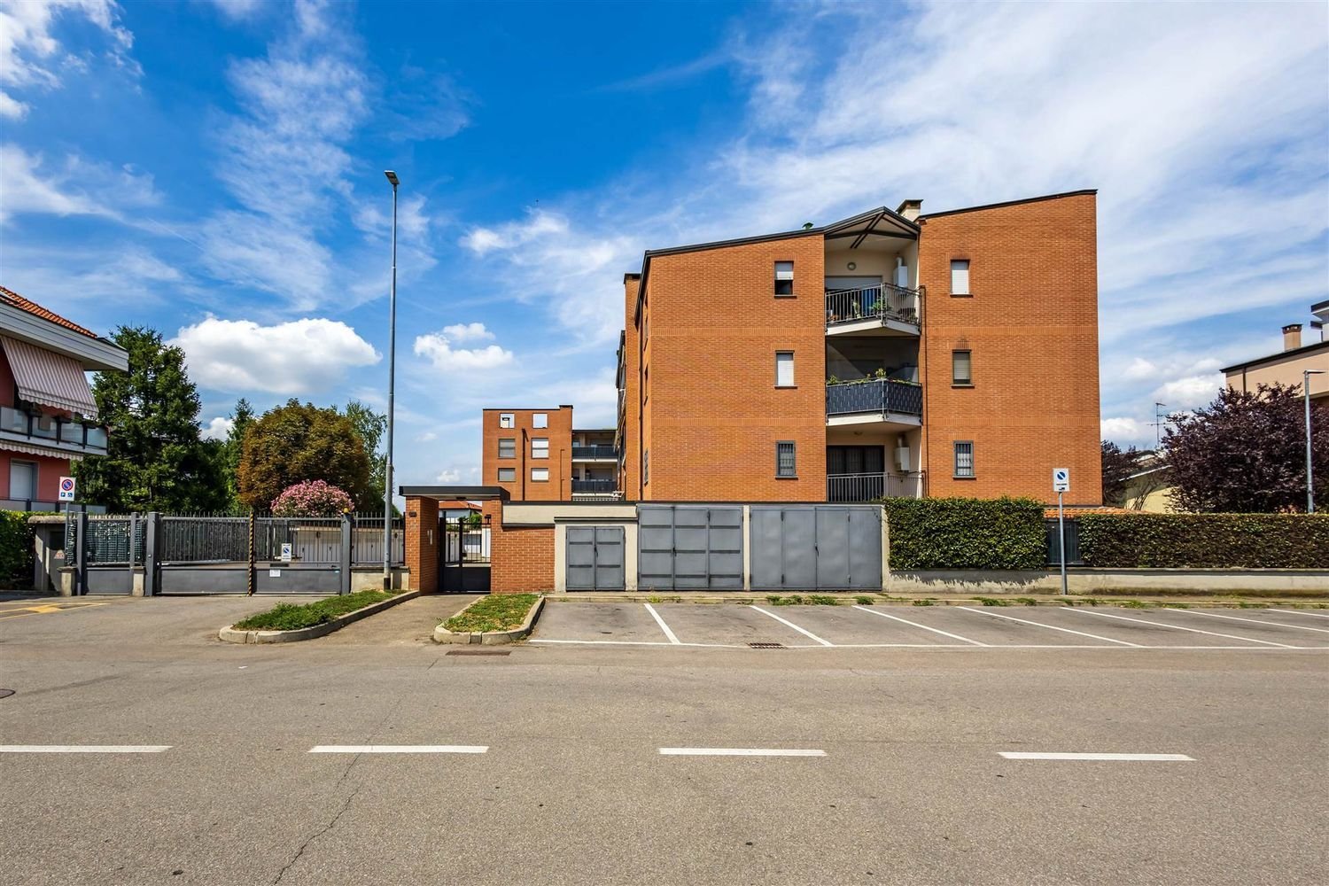 Apartamento de 3 dormitorios en Sedriano, Italy No. 402021