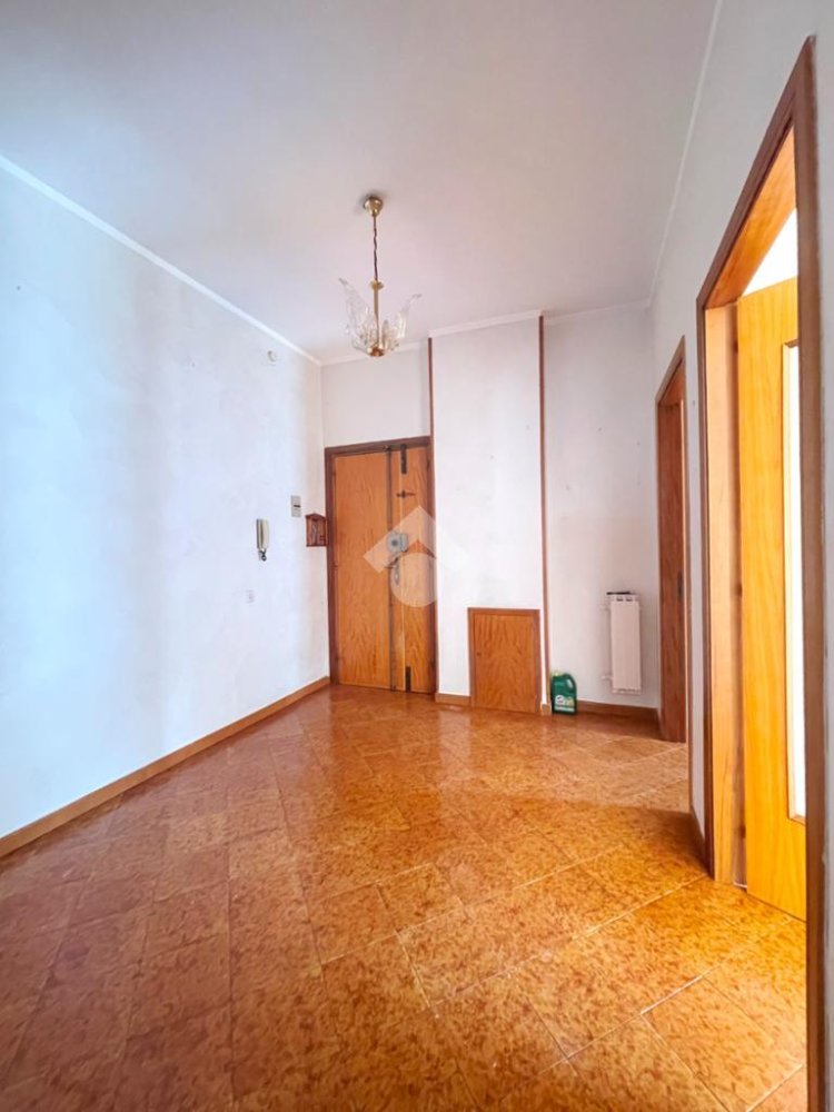 Квартира с 3 спальнями в Трани, Италия № 134418