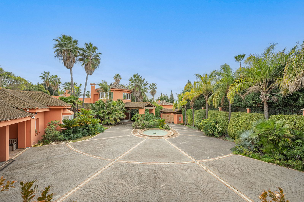 4 bedrooms Villa in Marbella, Spain No. 47922