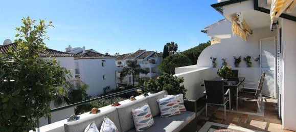 2 bedrooms Penthouse in Estepona, Spain No. 180194 2