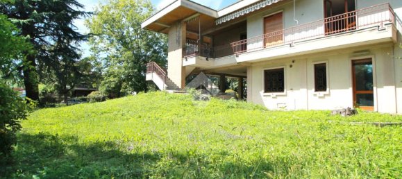 5 bedrooms Villa in Mariano Comense, Italy No. 298373 4