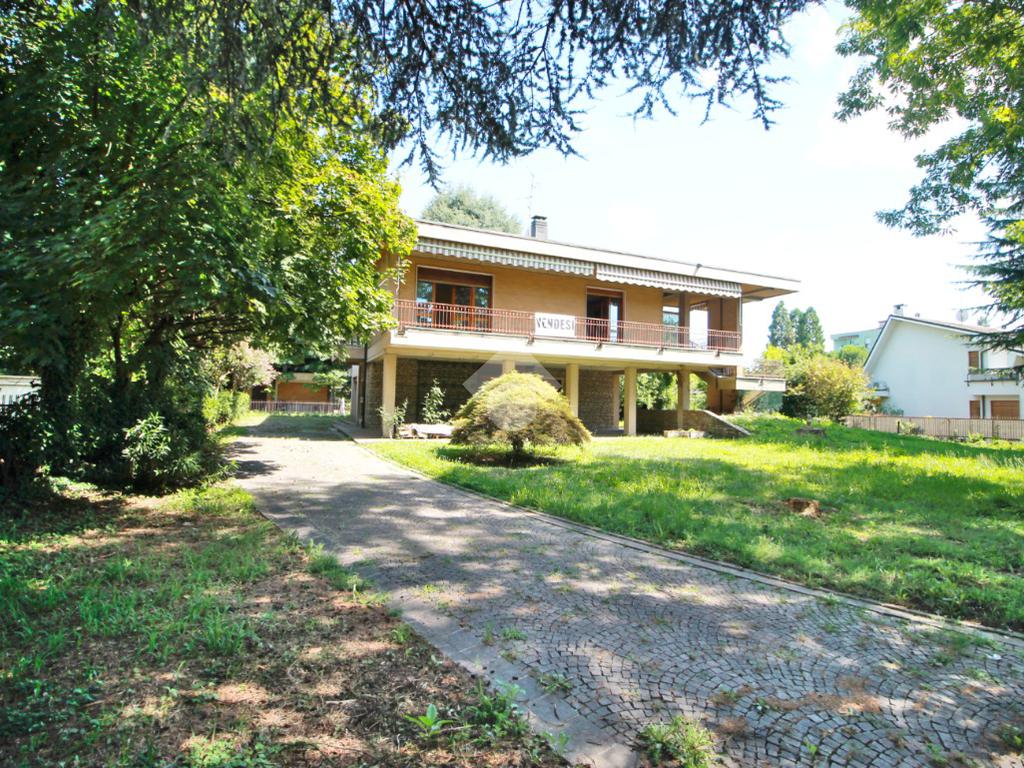5 bedrooms Villa in Mariano Comense, Italy No. 298373