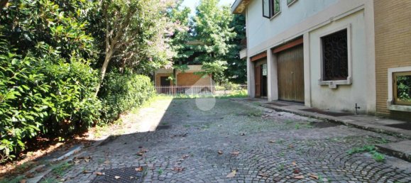 5 bedrooms Villa in Mariano Comense, Italy No. 298373 5