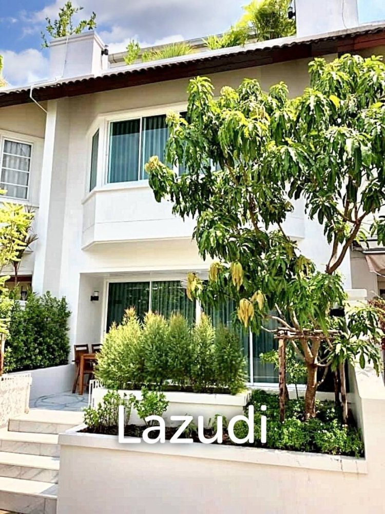 4 bedrooms Bungalow in Bangkok, Thailand No. 15093