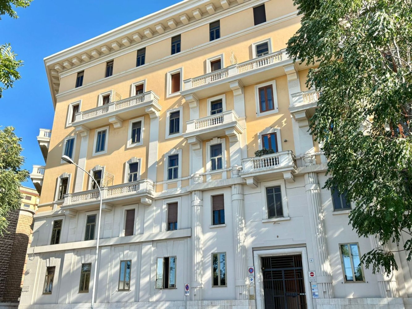 4 bedrooms Apartment in Bari, Italy No. 316734