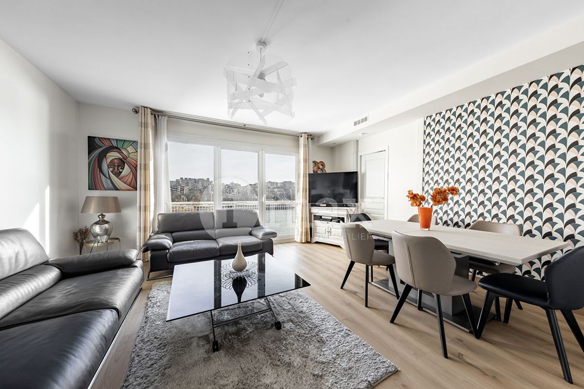 3 bedrooms Apartment in Courbevoie, France No. 133523