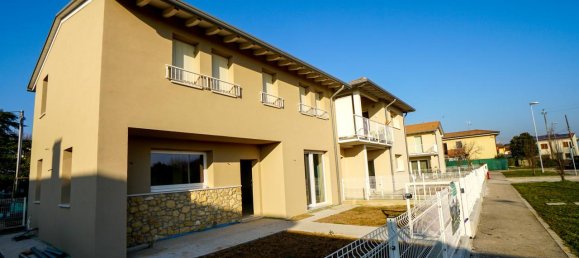 Дом с 4 комнатами в Сан Бонифачо, Италия № 224636 2