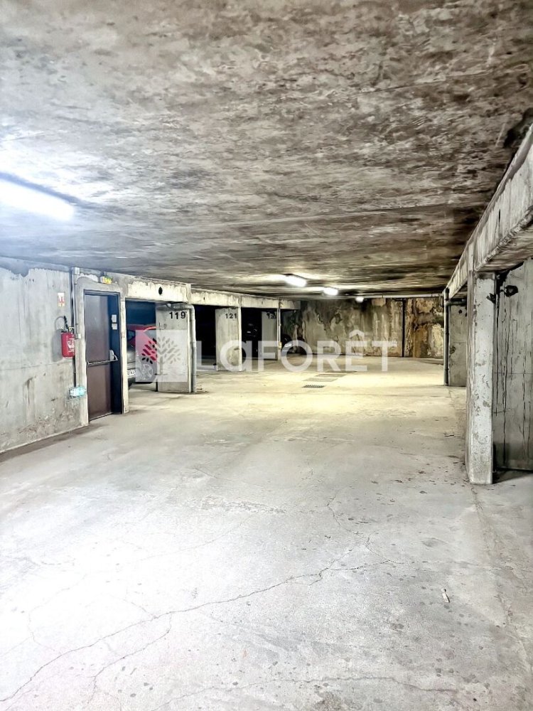  Parking in Gif-sur-Yvette, France No. 294045