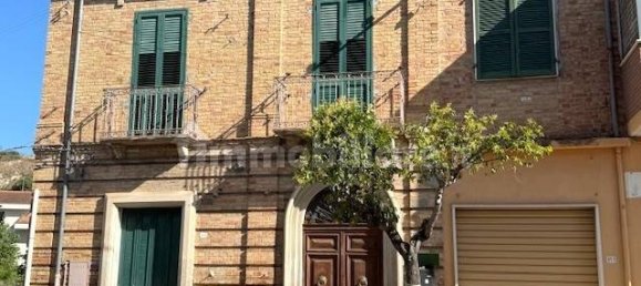 6 bedrooms House in Torre de' Passeri, Italy No. 281441 3