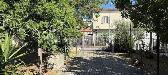 6 bedrooms House in Torre de' Passeri, Italy No. 281441 4