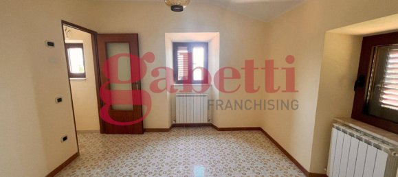 Casa de 4 dormitorios en Montaquila, Italy No. 289563 9