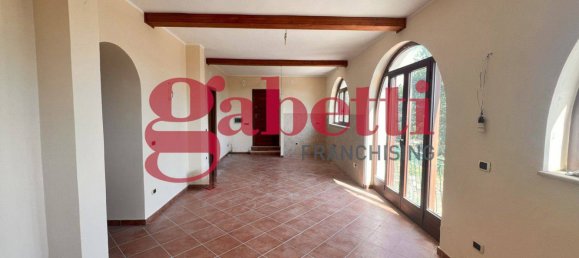 Casa de 4 dormitorios en Montaquila, Italy No. 289563 2