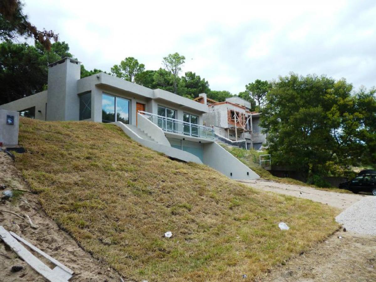 Casa de 3 dormitorios en Mar del Plata, Argentina No. 74311