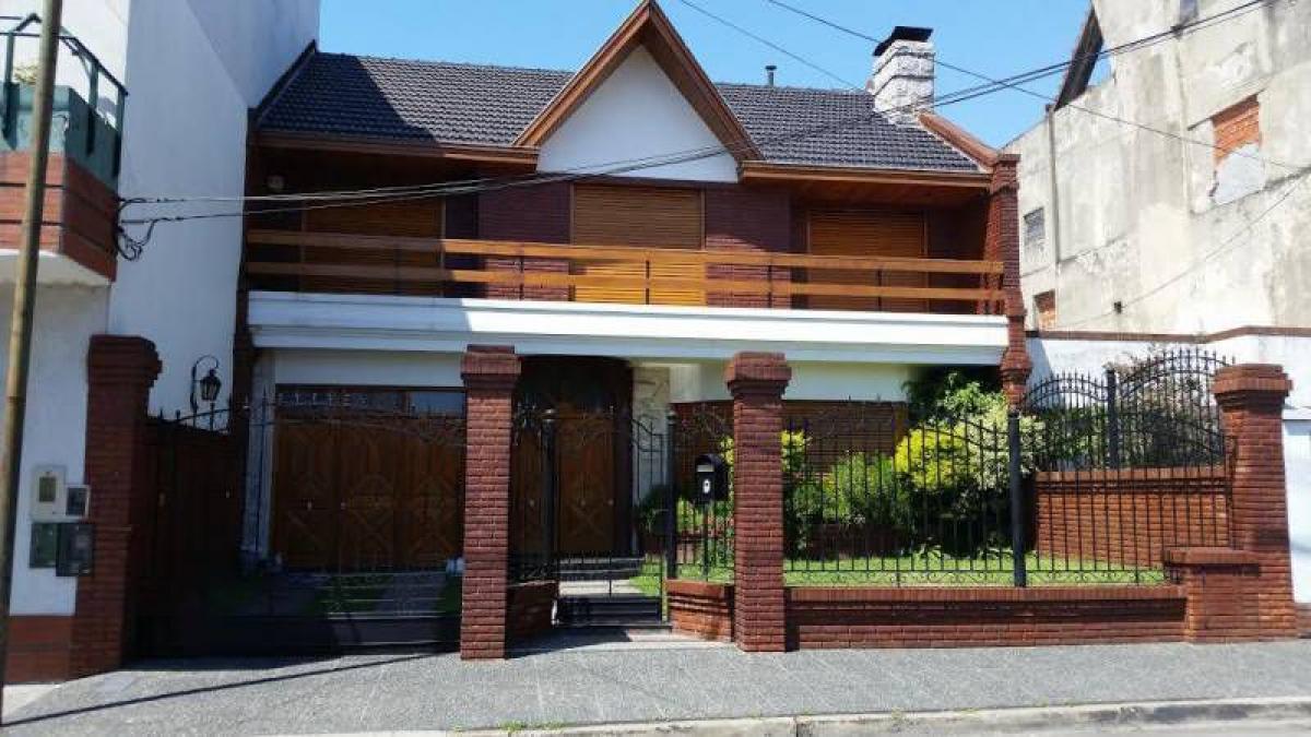 4 bedrooms House in Lanus, Argentina No. 10937