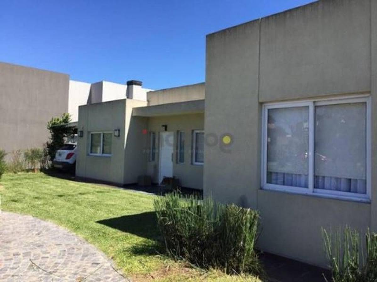 3 bedrooms House in Berazategui, Argentina No. 60287