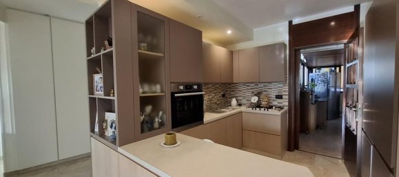 Квартира с 4 комнатами в Бари, Италия № 139464 6