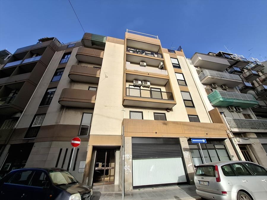 Квартира с 4 комнатами в Бари, Италия № 139464