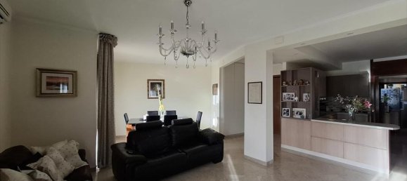 Квартира с 4 комнатами в Бари, Италия № 139464 2