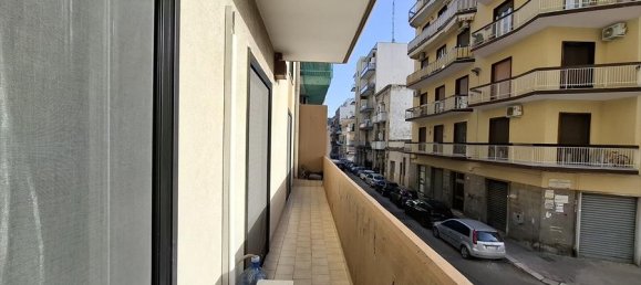 Квартира с 4 комнатами в Бари, Италия № 139464 5