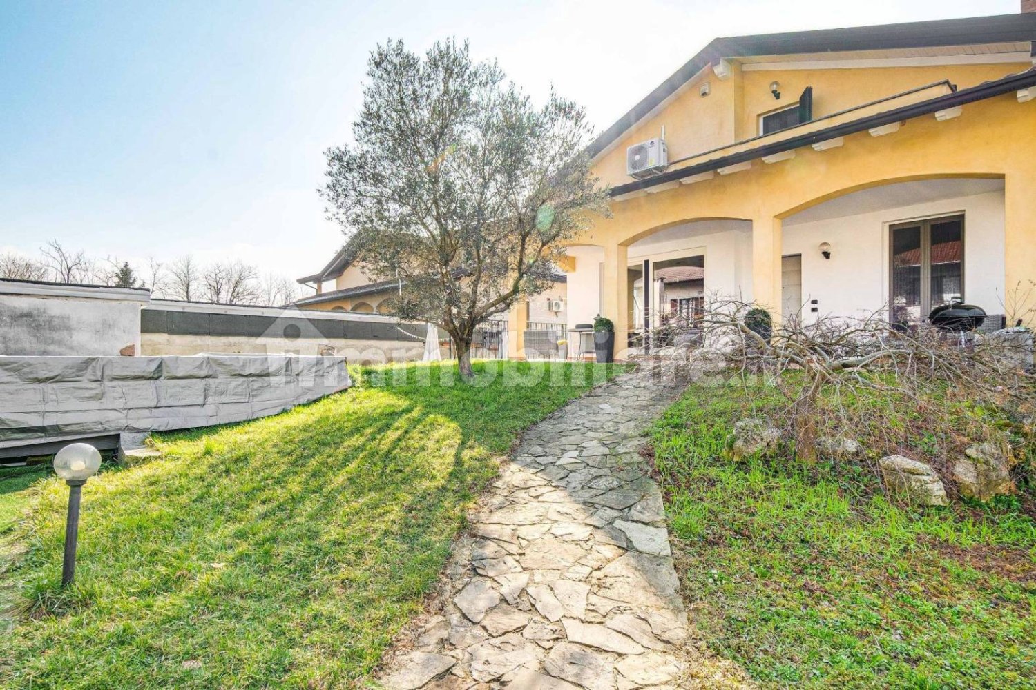 Villa de 4 dormitorios en Lonate Pozzolo, Italy No. 137335