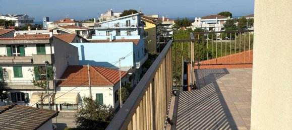 Квартира с 4 комнатами в Розето дельи Абруцци, Италия № 302744 10