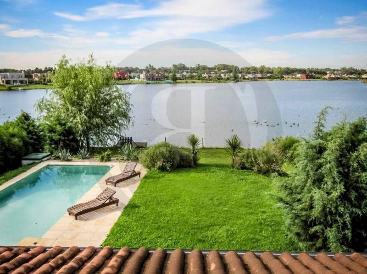 Casa de 3 dormitorios en Tigre, Argentina No. 69078