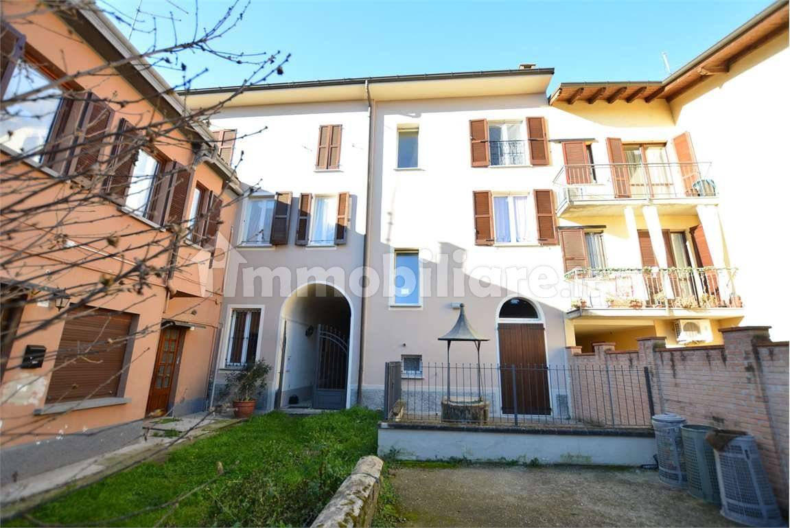 Edificio de 5 habitaciónes en San Colombano al Lambro, Italy No. 9680