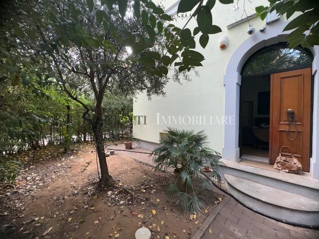 5 rooms Villa in Livorno, Italy No. 66108