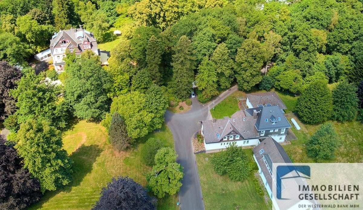 Edificio en Altenkirchen, Germany 1785 m² No. 261767