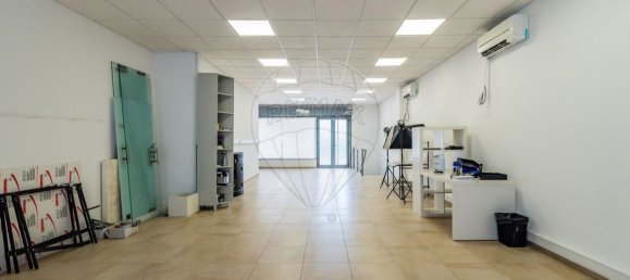 162m² Commercial property in Amadora, Portugal No. 58842 11