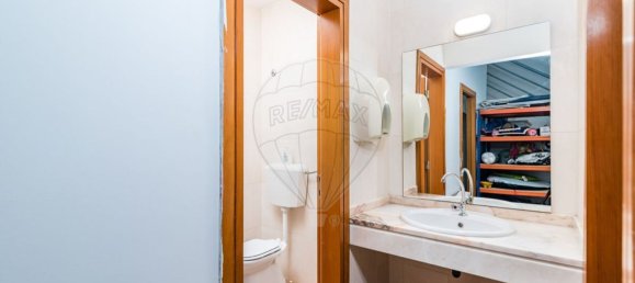 162m² Commercial property in Amadora, Portugal No. 58842 16