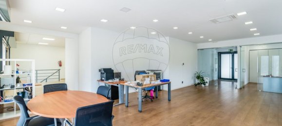 162m² Commercial property in Amadora, Portugal No. 58842 3