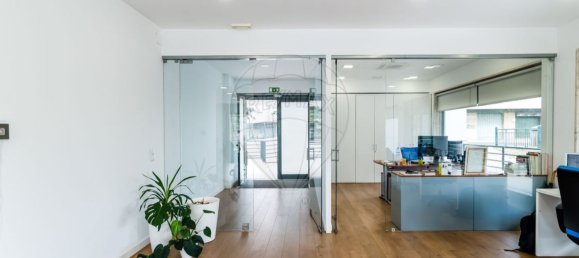 162m² Commercial property in Amadora, Portugal No. 58842 5