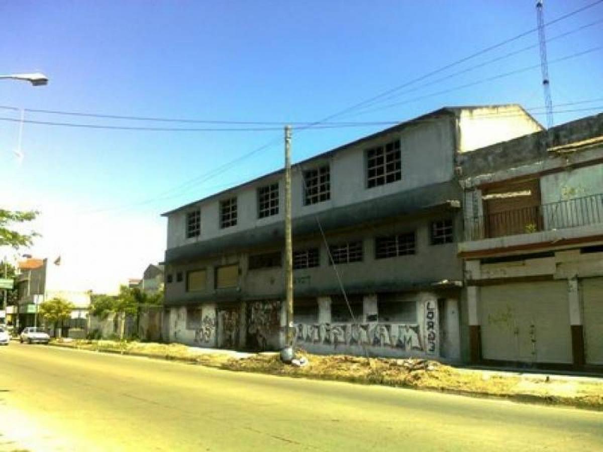 100m² Commercial property in Lanus, Argentina No. 25099