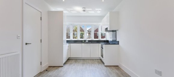 4 bedrooms House in Tadworth, United Kingdom No. 9673 22