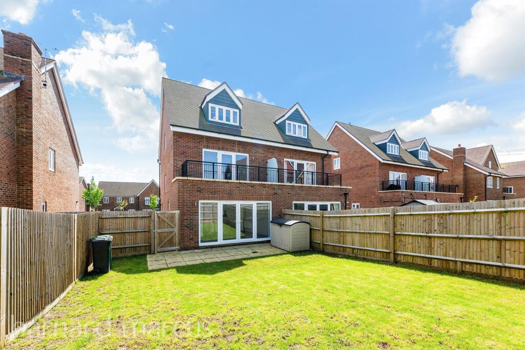 4 bedrooms House in Tadworth, United Kingdom No. 9673